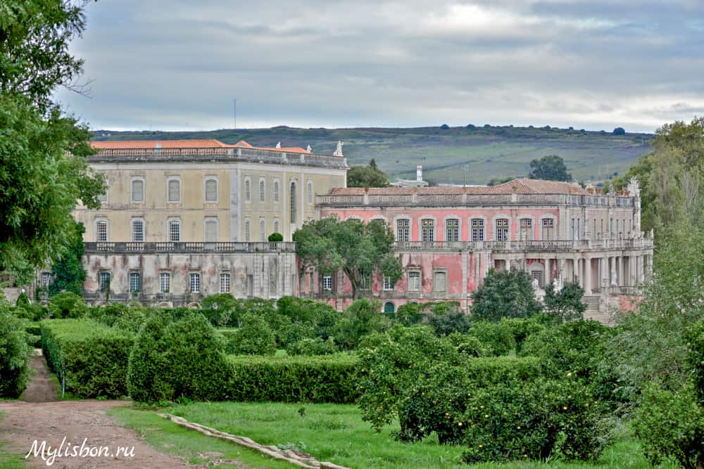 Вид на дворец Келуж со стороны парка